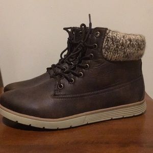 Women’s lace-up boots
